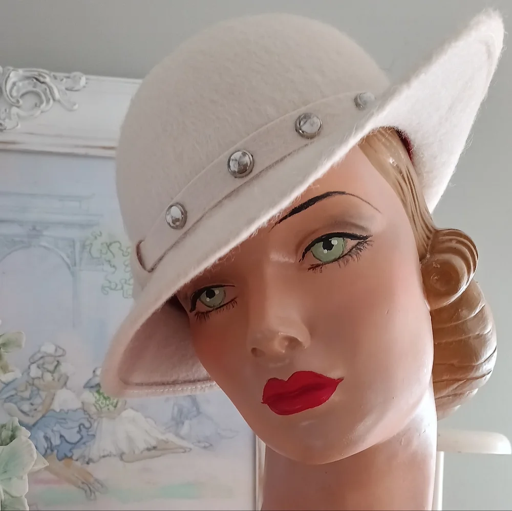 LOVELY VTG MCM IVORY WOOL CLOCHE HAT WITH EMBELLISHMENTS! - Picture 12 of 12
